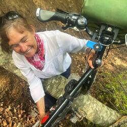 Même quand il faut porter les vélos pour passer les arbres qui nous bloquent Sonia reste positive!!