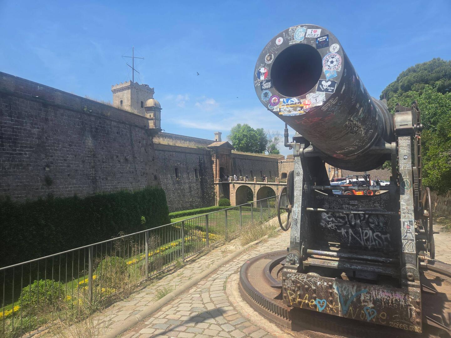 Rifled cannon in front of fort entrance