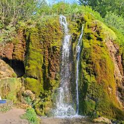 Der Wasserfall wächst durch Kalk- und Moosablagerungen jährlich um 10 cm
