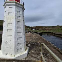Der Leuchtturm im Hafen von Lybster