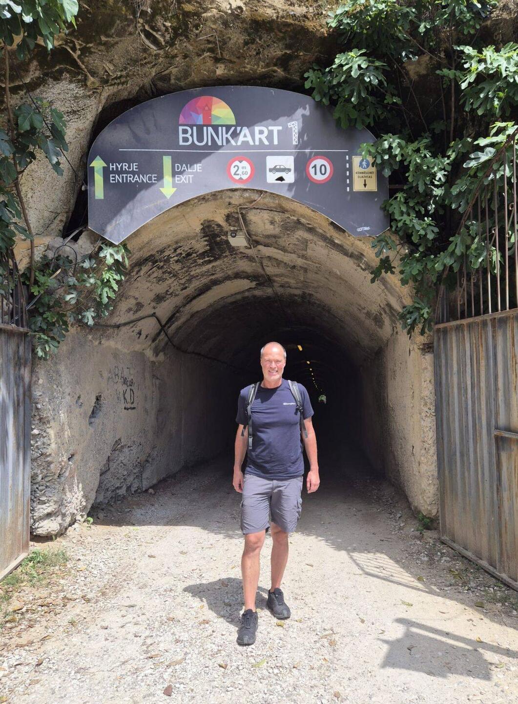 Besichtigung eines alten Atombunkers in Tirana