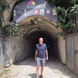 Besichtigung eines alten Atombunkers in Tirana