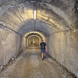 Durch den Tunnel gelangt man erst zum Bunkergelände gelangt