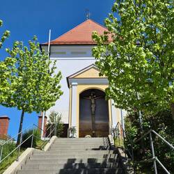 De trap op naar de kerk in Breithental.