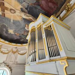 En helemaal bij het orgel.