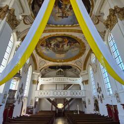 En vanaf het altaar de hele kerk door kijken.