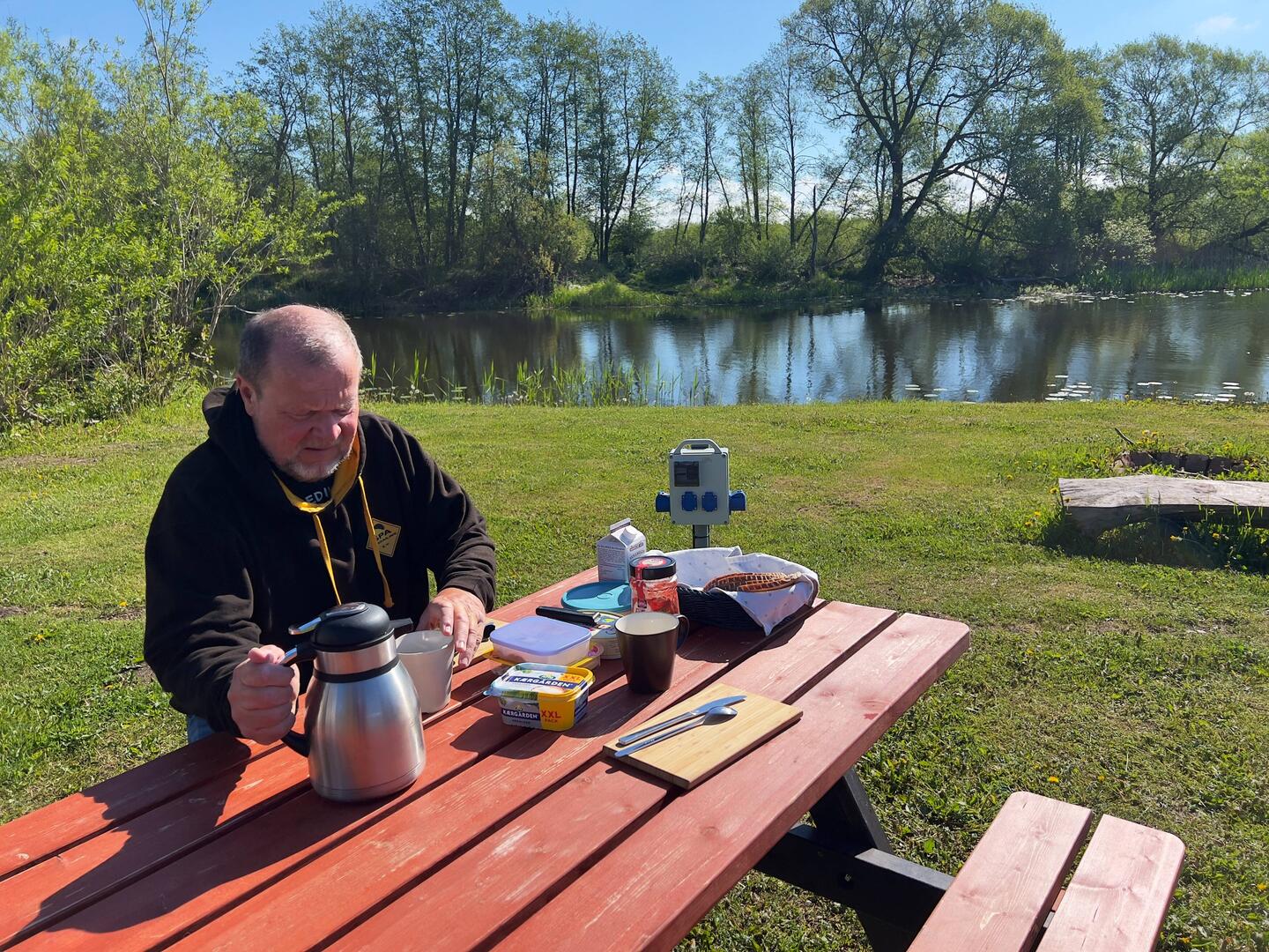 Das erste Mal in diesem Jahr frühstücken in der Sonne und im Windschatten 😉