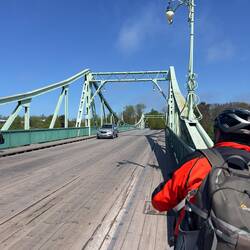 Holzbelag auf der Brücke, deshalb gilt hier max. 20 km/h.