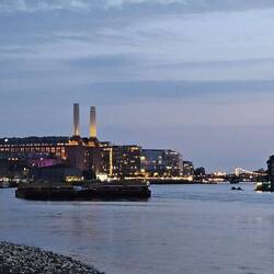 ... mit Battersea Power Station und Chelsea Bridge