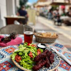 Un petit Qebap en terrasse ? Pour info, 1 Lek ~ 1 €