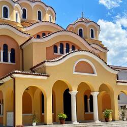 Ce n'est pas l'autre façade de l'hostel mais la cathédrale orthodoxe