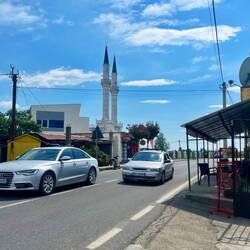 Commerces improbables, dépassements hasardeux, minarets, ciel bleu moutonneux. Ça résume assez bien