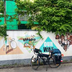 L'enseigne de l'hostel fait même une bonne place aux vélos