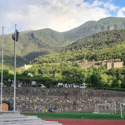 Andorra la Vella, Nordhang, unten Camping über dem Sportplatz, über 2 Hauptstrassen, Bergwacht, ...
