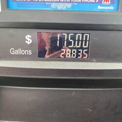 Treibt einem die Tränen in die Augen - die Galone Diesel kostet jetzt 6.49$ 😜