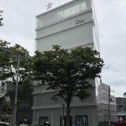 Das Dior-Gebäude von SANAA sollte wie ein leuchtender Vorhang wirken. 