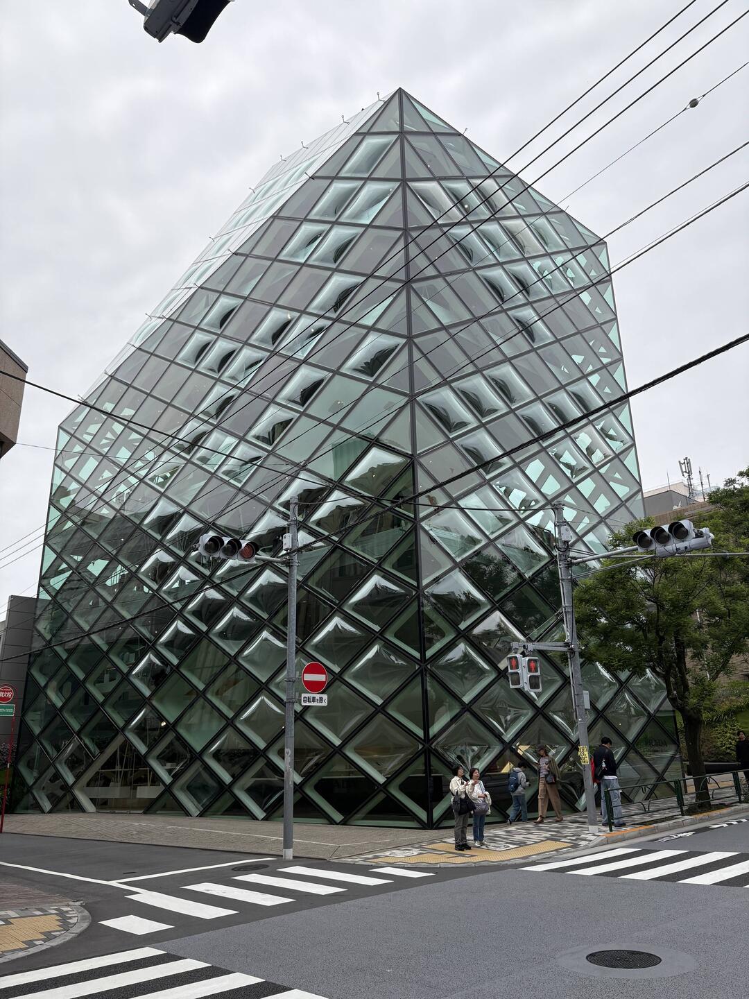 Das Prada-Gebäude von Herzog & de Meuron in Tokio,