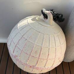 diese schwimmenden Kugeln kommen auf denTuamotus an die Ankerkette