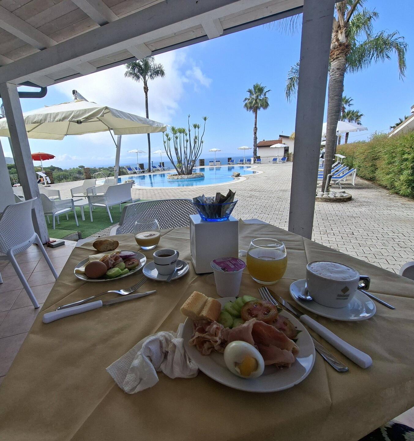 Frühstück am Pool