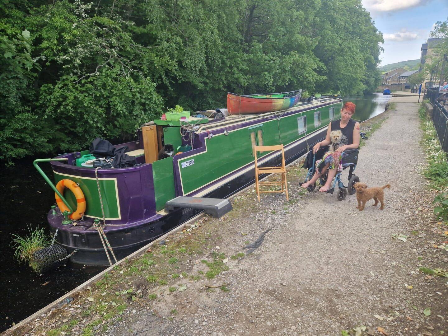 Bit of a gap between the stern & bank. Whiskers wasn't impressed being so close to civilisation.