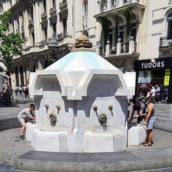 Delijska-Brunnen