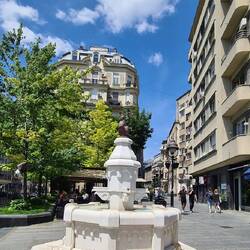 Brunnen „Crveni petao“ (Roter Hahn)