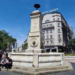 Terazije-Brunnen (Terazijska česma) und im Hintergrund das Hotel Balkan