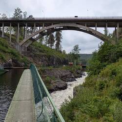 Die Schleusen werden von der Autobahnbrücke und der Zugbrücke überquert