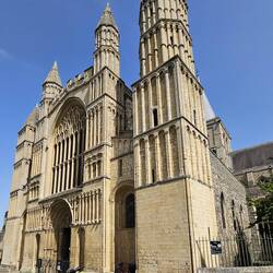 Gleich gegenüber vom Castle steht Rochester Cathedral, die...