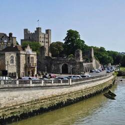 Blick von der Brücke über den River Medway nach Rochester