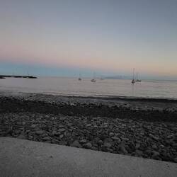 Leichter Sonnenuntergang an der Ostseite und unser Platz zum Abendessen