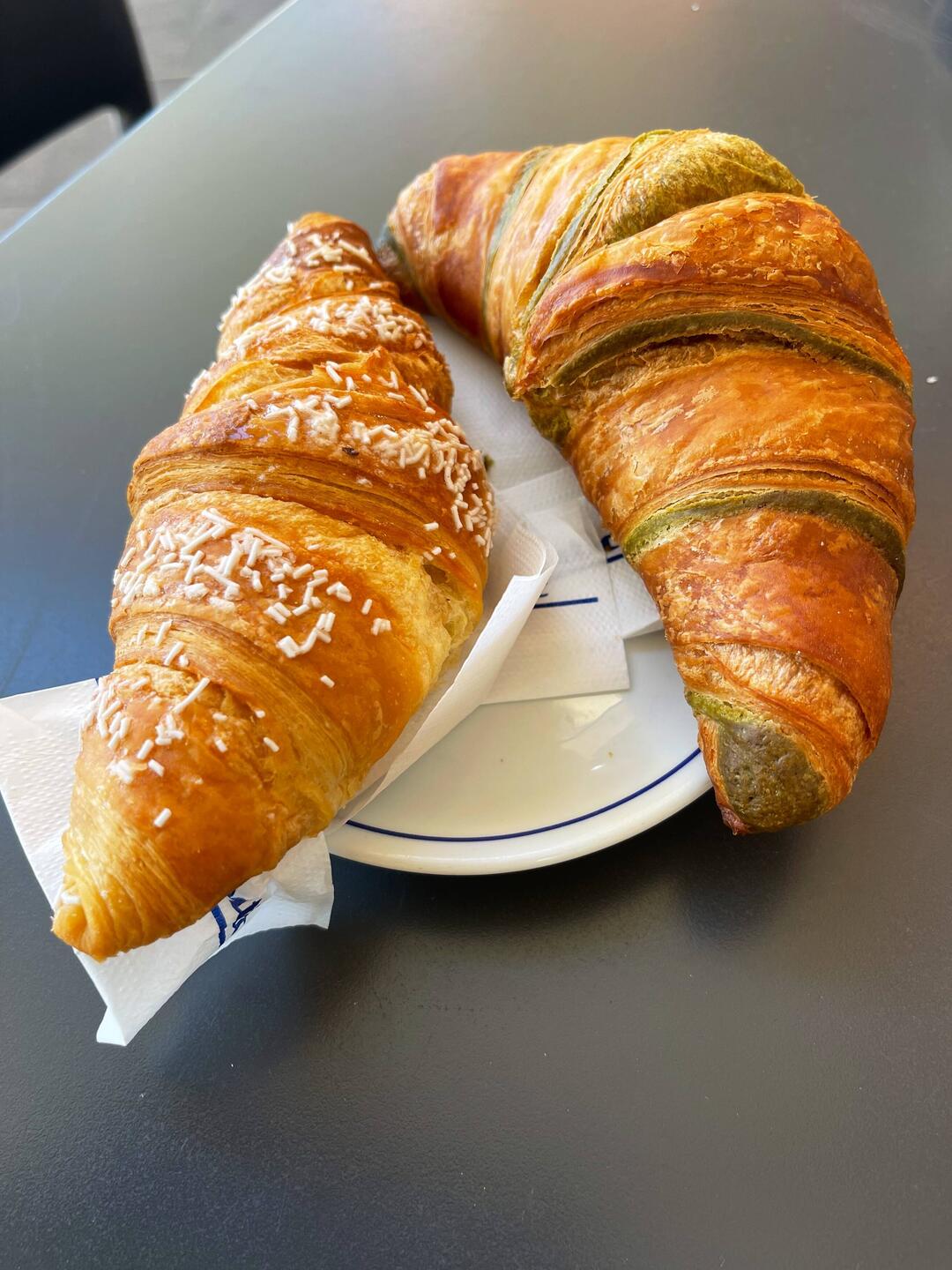 Das letze mal Gipfeli gefüllt mit Vanillecreme, das andere mit Pistaziencreme. Fein, aber....