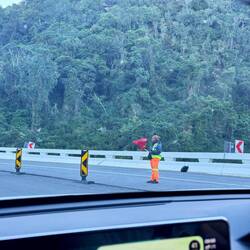 Fahneschwinger Delegation Südafrika😅 - gibt es bei jeder Baustelle um das Tempo zu reduzieren.
