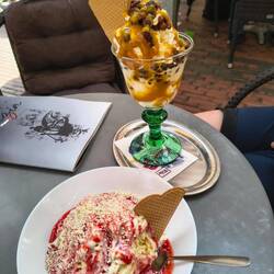 Bei dem schönen Wetter genießen wir ein Eis😍