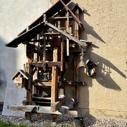 Vogelhaus in einem Lübzer Innenhof