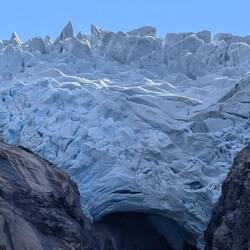 Genau vor uns: Der gewaltige Briksdalbreen