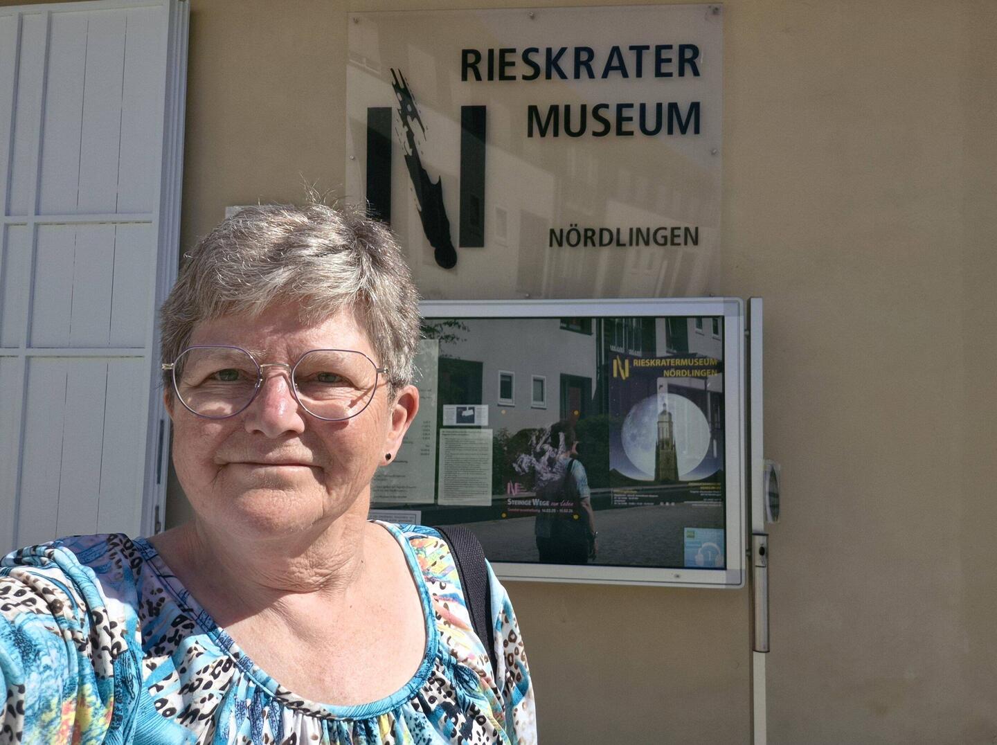 Bij het Kratermuseum.