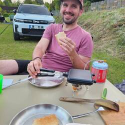 Unsere liebste und sinnloseste Errungenschaft: ein Sandwichmaker für den Campingkocher. 😉