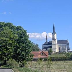 Typische Kirche mit sehr spitzem Turm