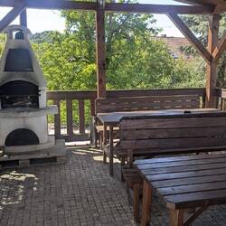 Eine Terrasse mit Grillplatz gibt's auch