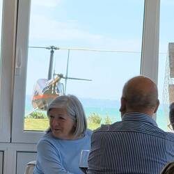 Es sind tatsächlich auch welche mit dem Hubschrauber gekommen!