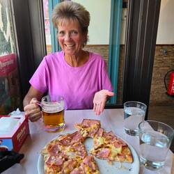 Pizza appealed to us for some reason, and it was very good 😋.