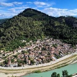 Unten der Fluss Osum und der Stadtteil Gorica