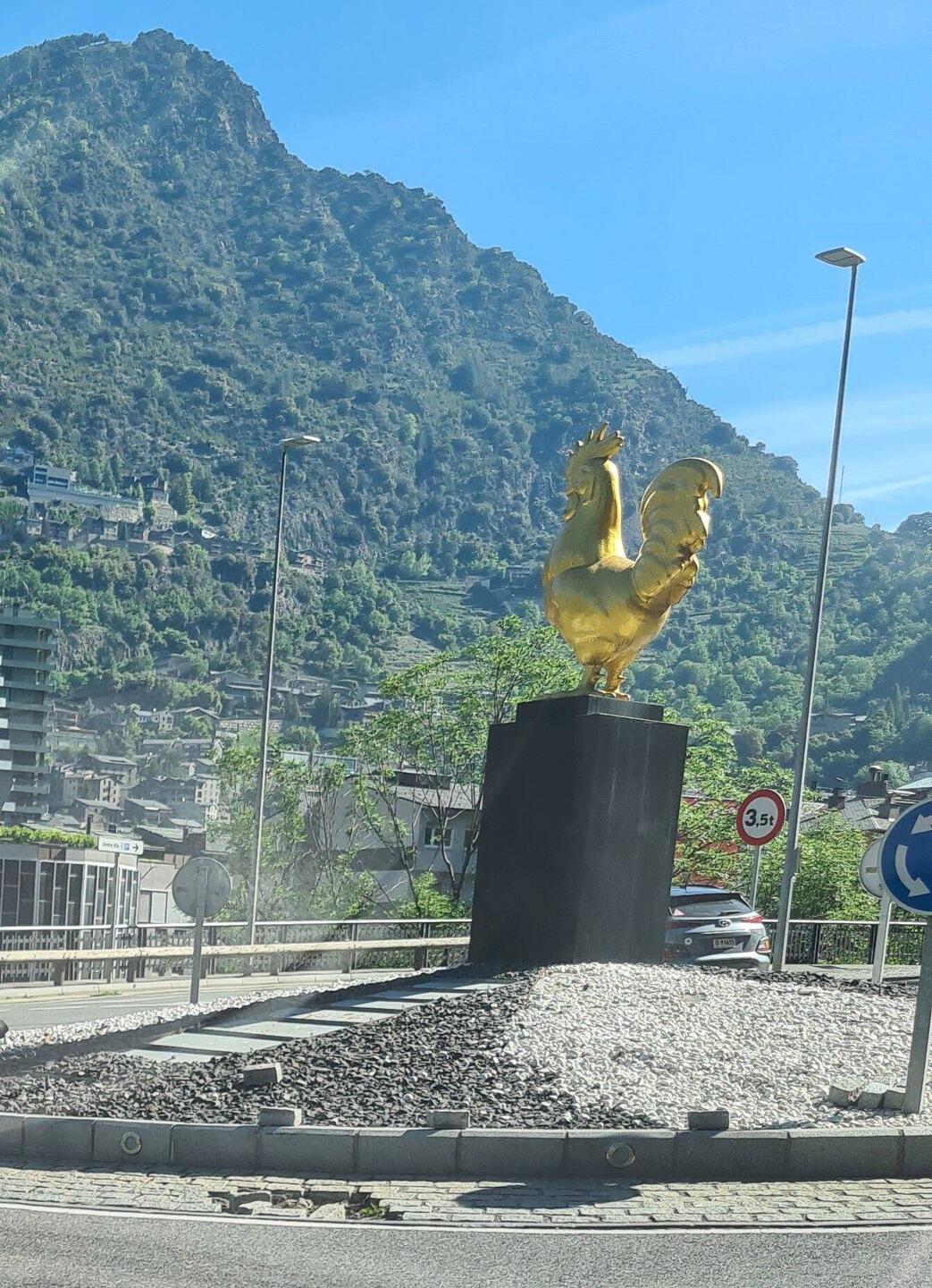 Weiss der Güggel wieso er am Ausgang von Andorra la Vella im Kreisel steht