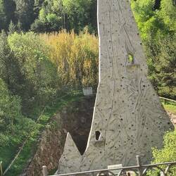 Kletterwand, ca 10 m hoch