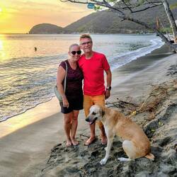 Sonnenuntergang mit dem netten Haus- und Hofhund Bari
