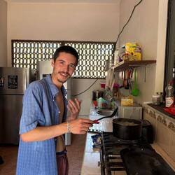 Un gnais qui fait des pâtes pour la salade