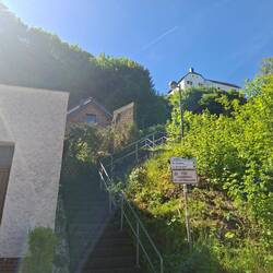 Da geht's hoch. Von der Altstadt...