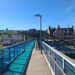 Nein, kein Schwimmbad, sondern die Bahnhofsbrücke