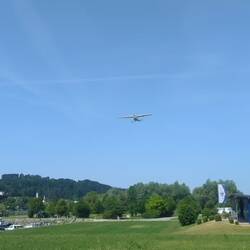 Über uns ein kleiner Flieger im Landeanflug auf den Sportflughafen